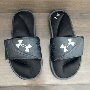 Under Armour SL Youth size 4 Black
 Slide/Sandals